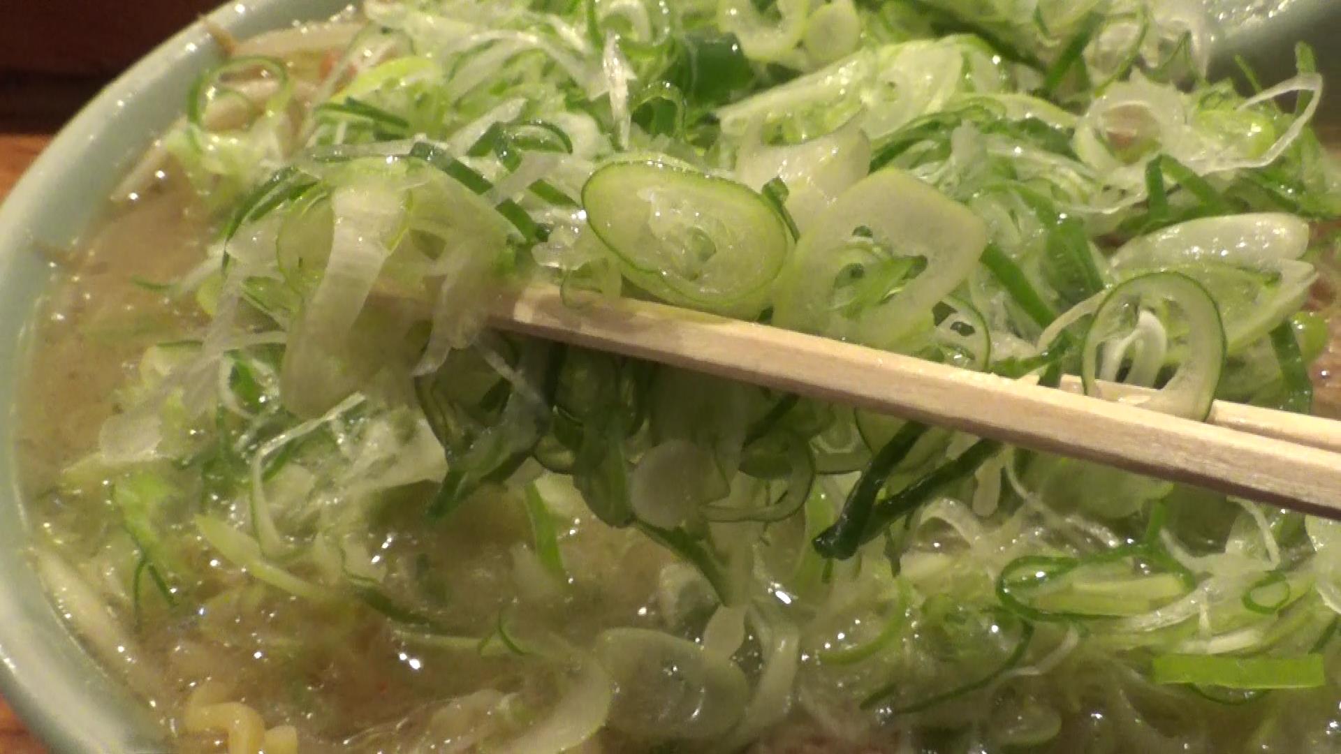 喜来登みそラーメンのネギ2