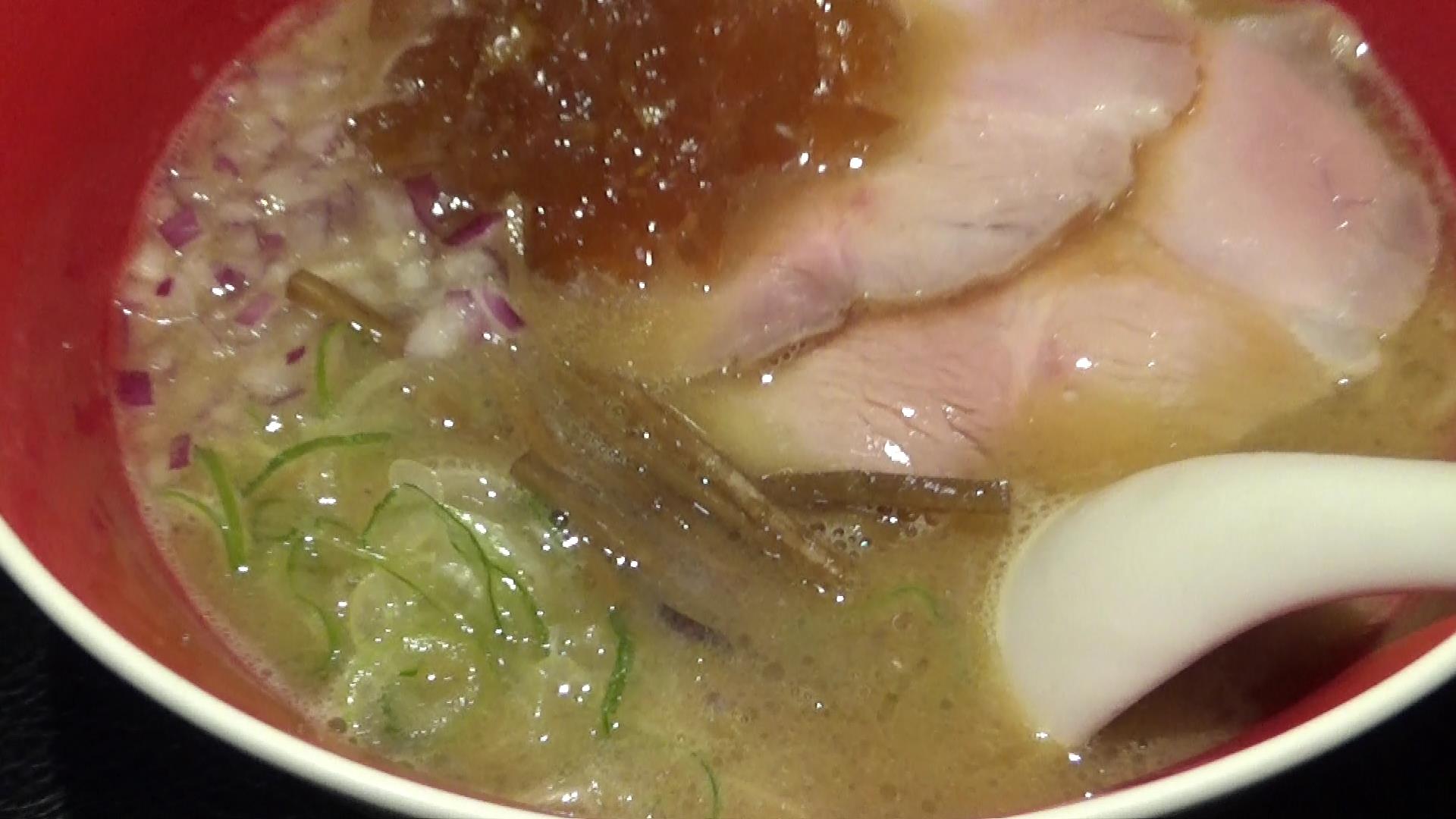 MEN-EIJI 魚介豚骨醤油のスープ