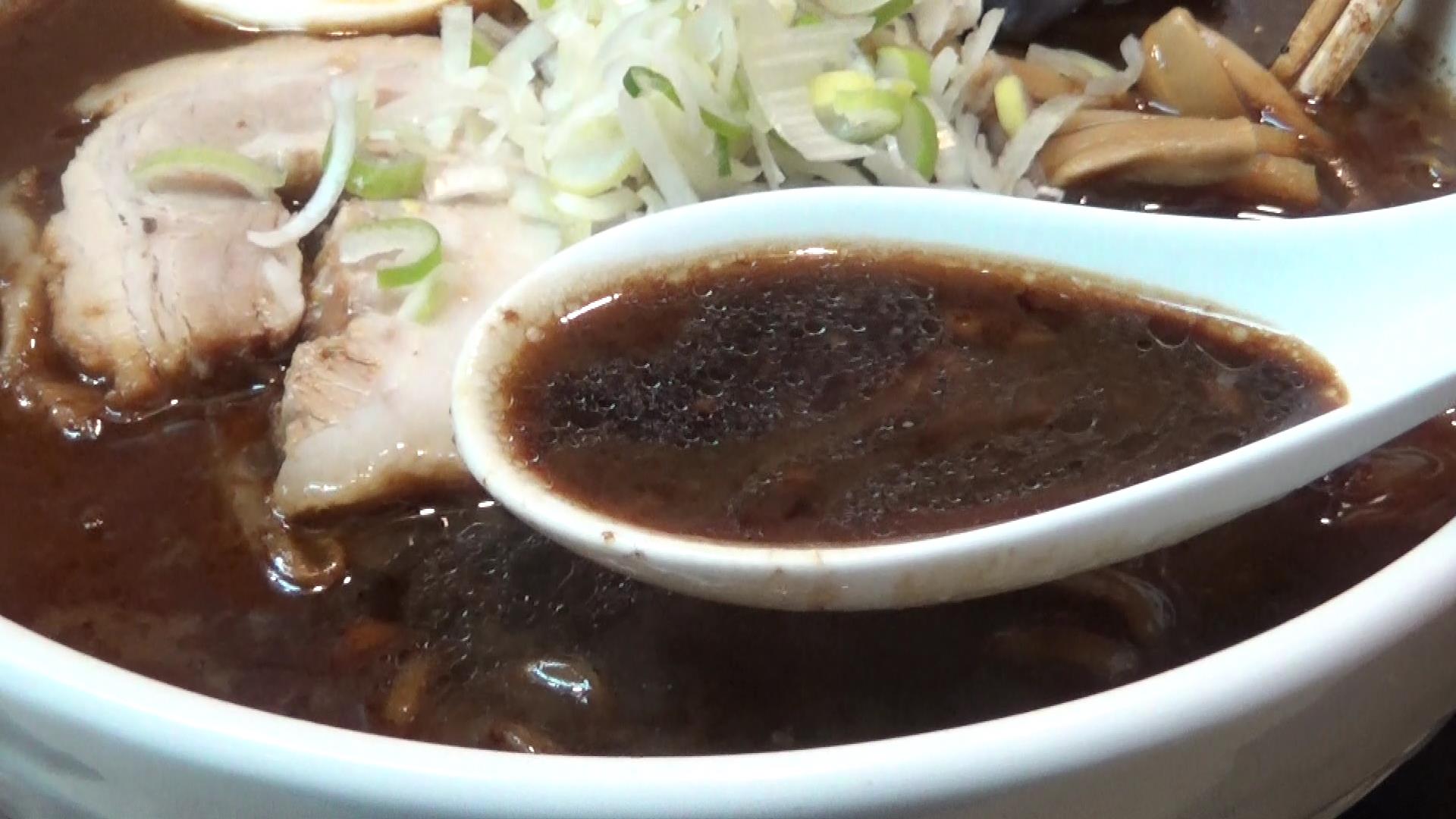 いそのかづお札幌ブラックのスープ