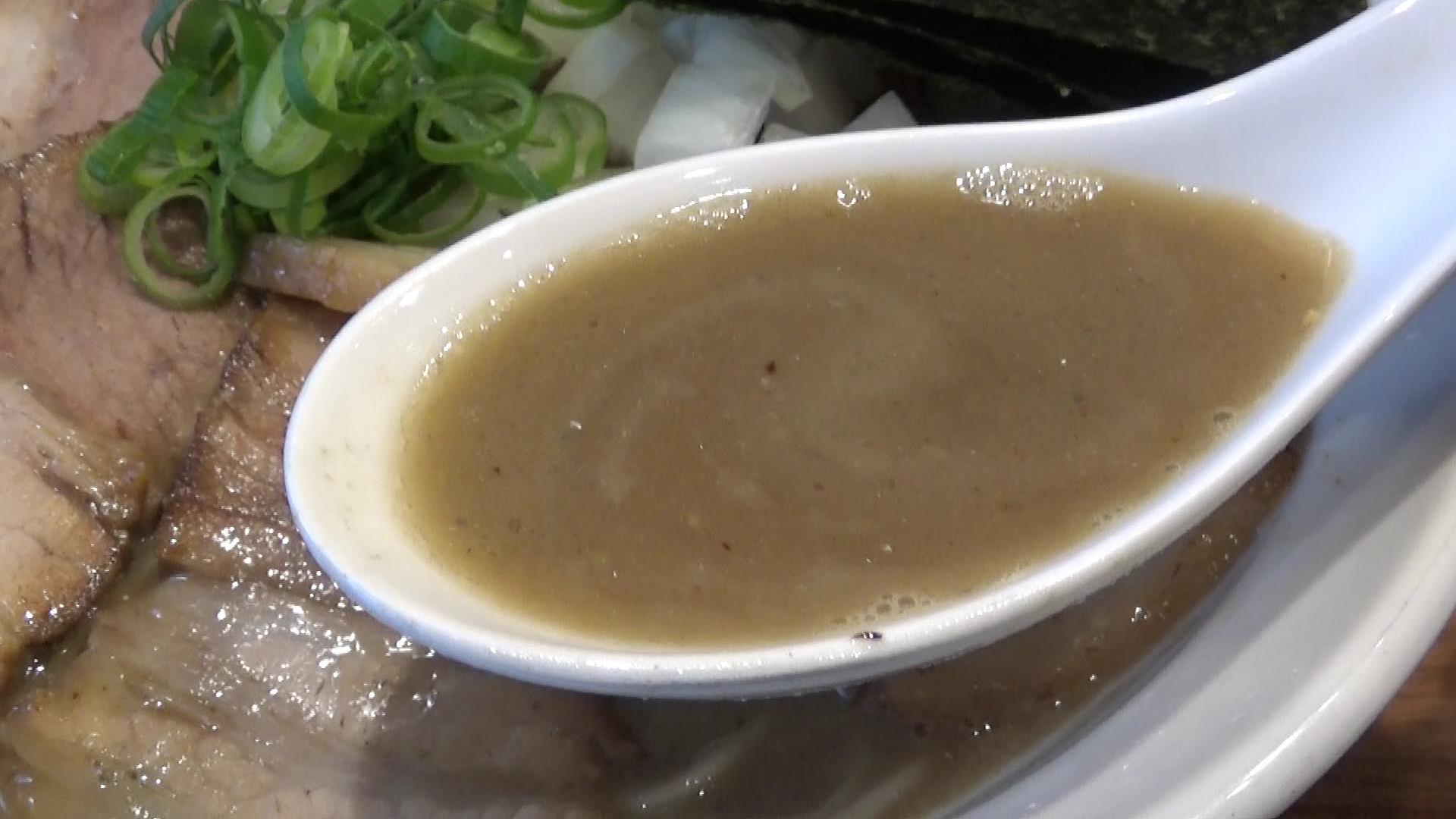 井さい特製濃厚煮干しラーメンのスープ