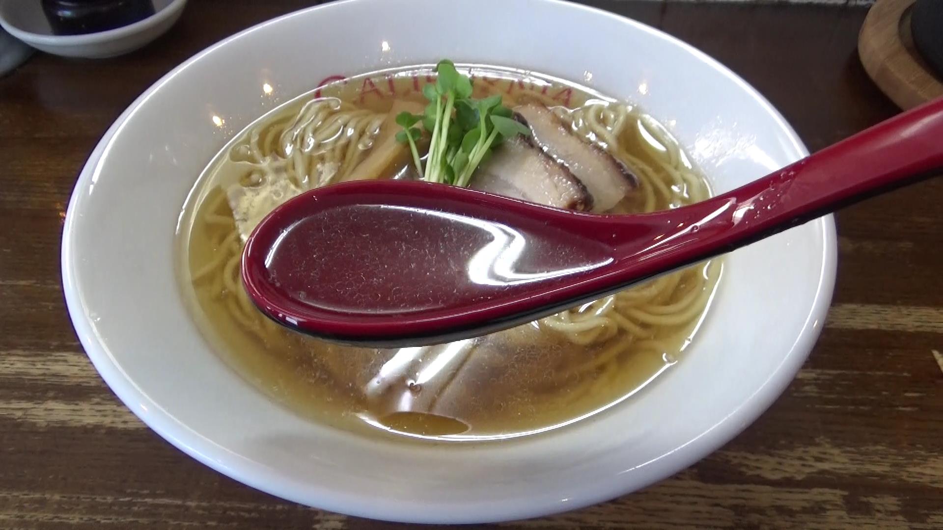 中華そばカリフォルニア塩煮干しそばのスープ