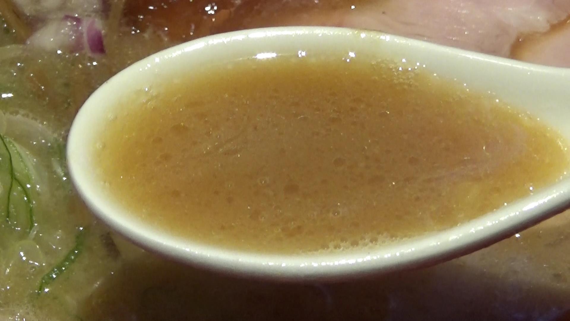 MEN-EIJI 魚介豚骨醤油のスープ2